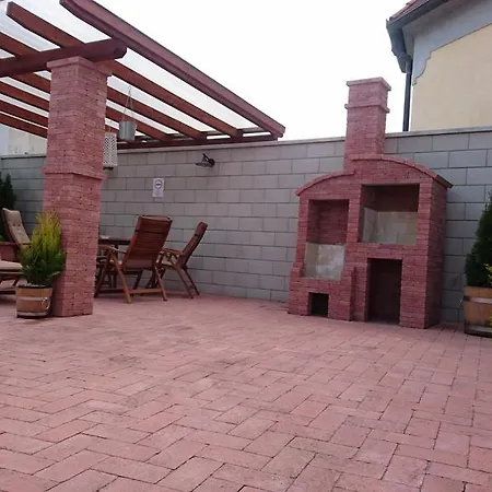 Corner Vendeghaz בית הארחה 3*