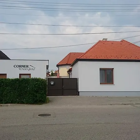 Corner Vendeghaz בית הארחה 3*